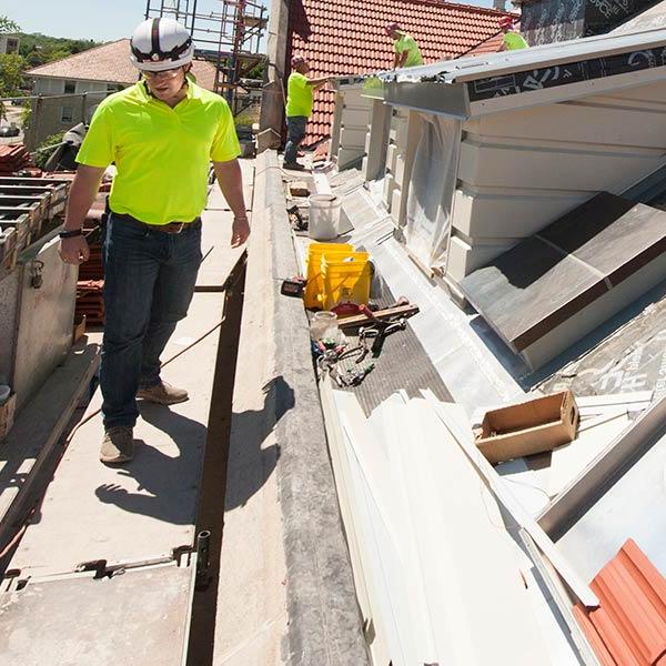 Construction workers install new tile roof on Rankin大厅